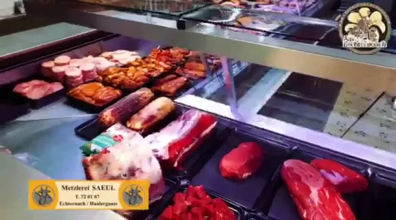 Gros plan sur le comptoir de viandes fraîches de la Metzlerei Lucien Saeul