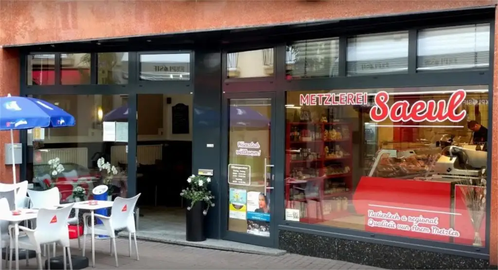 Façade et terrasse de la Metzlerei Lucien Saeul dans la zone piétonne d'Echternach